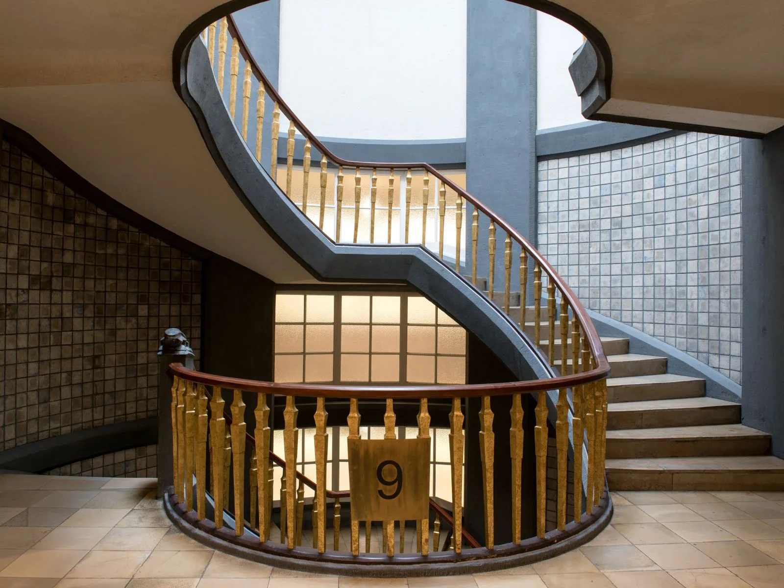 Treppenhausreinigung wird nicht gemacht: was jetzt hilft Blick auf eine Wendeltreppe mit Geländer in einem Hamburger Gebäude